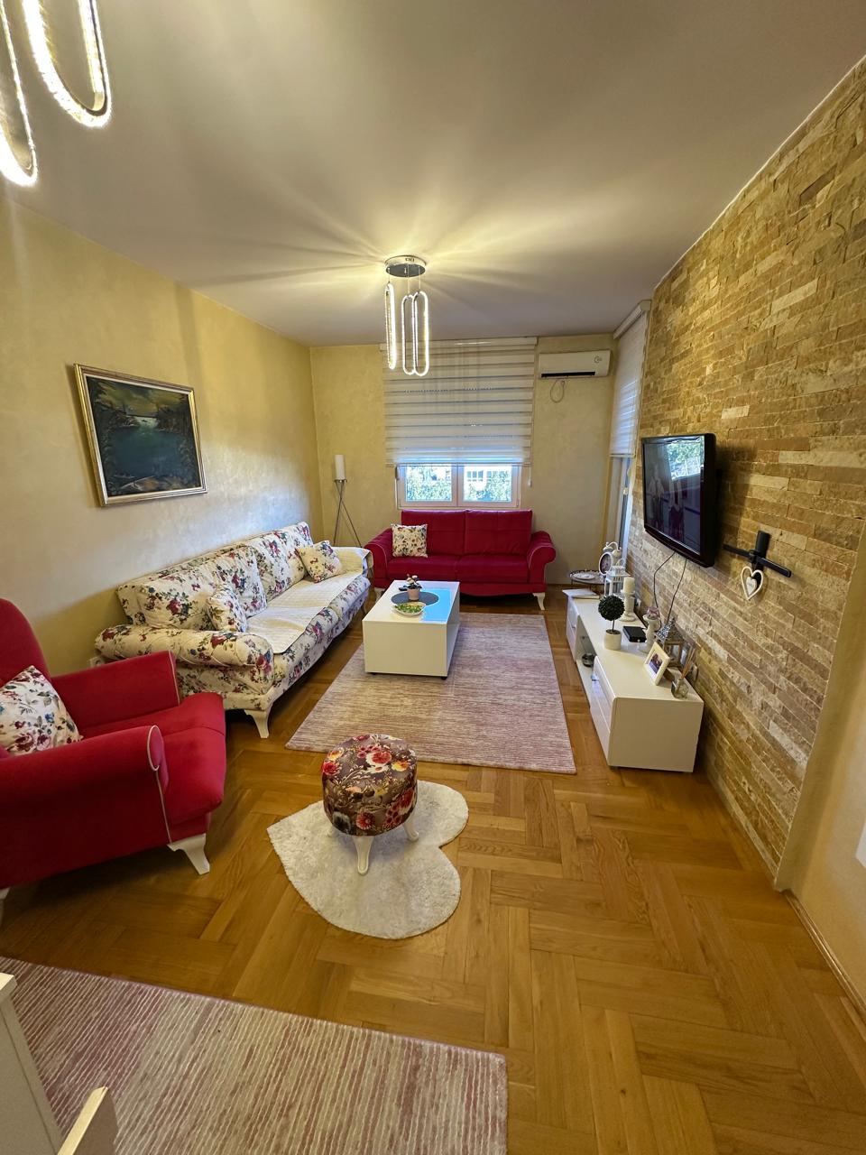 Prodaje se jednosoban stan na Zabjelu preko puta Tehnomaxa , Zabjelo